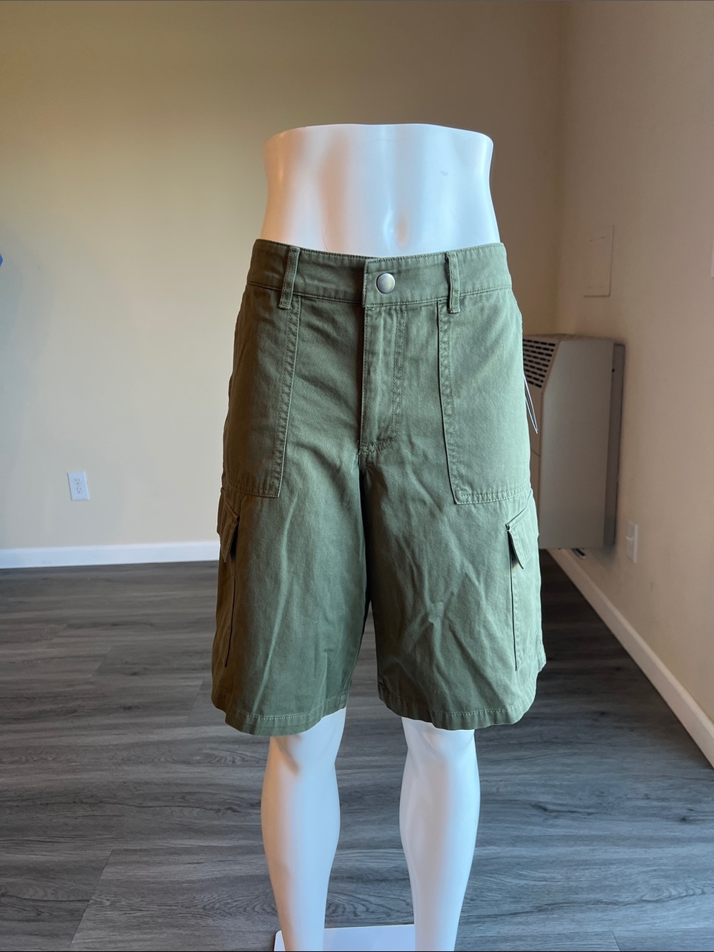 Women’s Olive Cargo Shorts - Classic Utility Style.